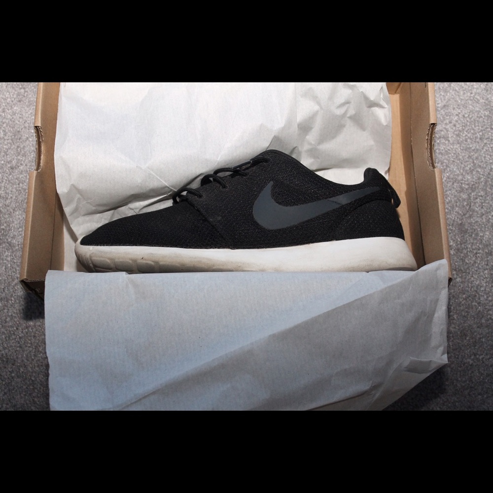 Nike black roshe run