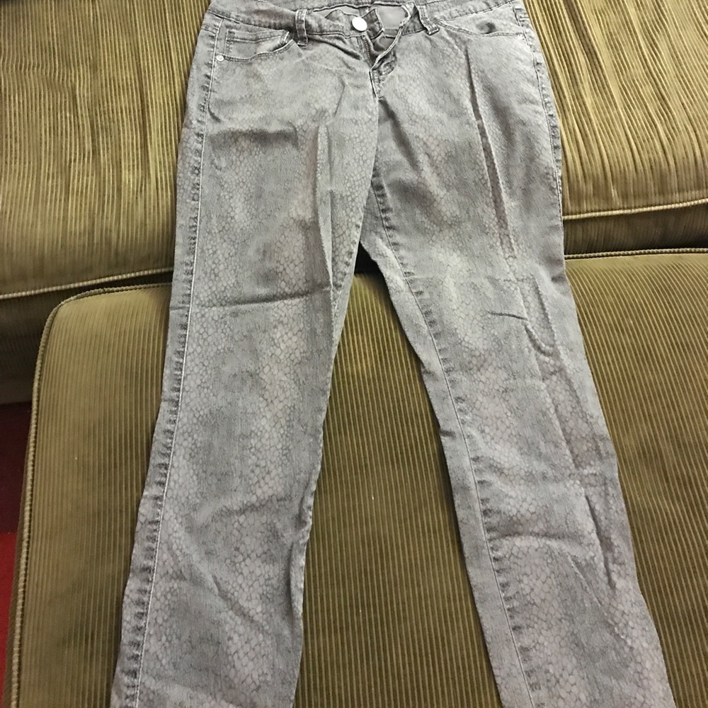 Material Girl gray snake print skinny jean size 7