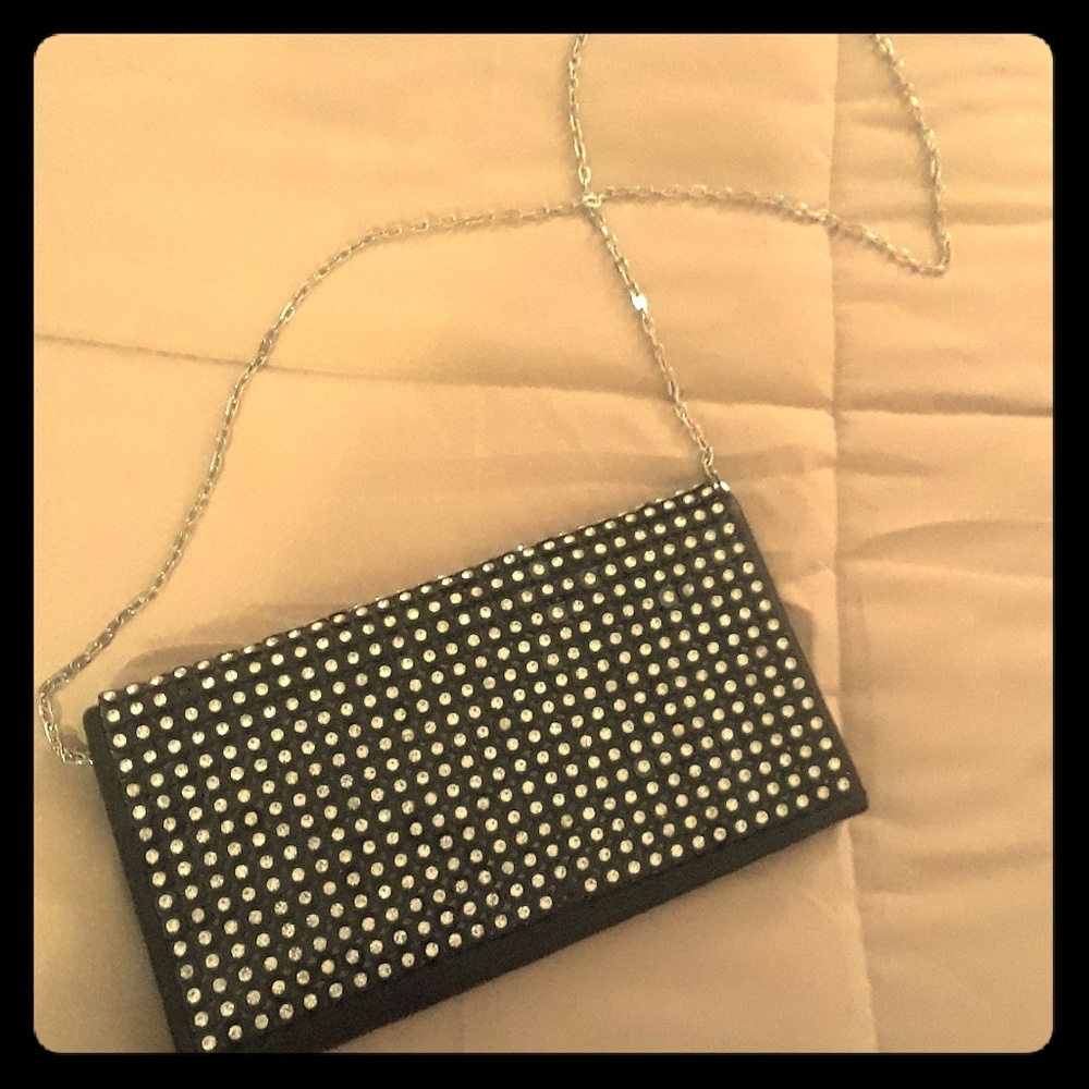 CLASSY CLUTCH