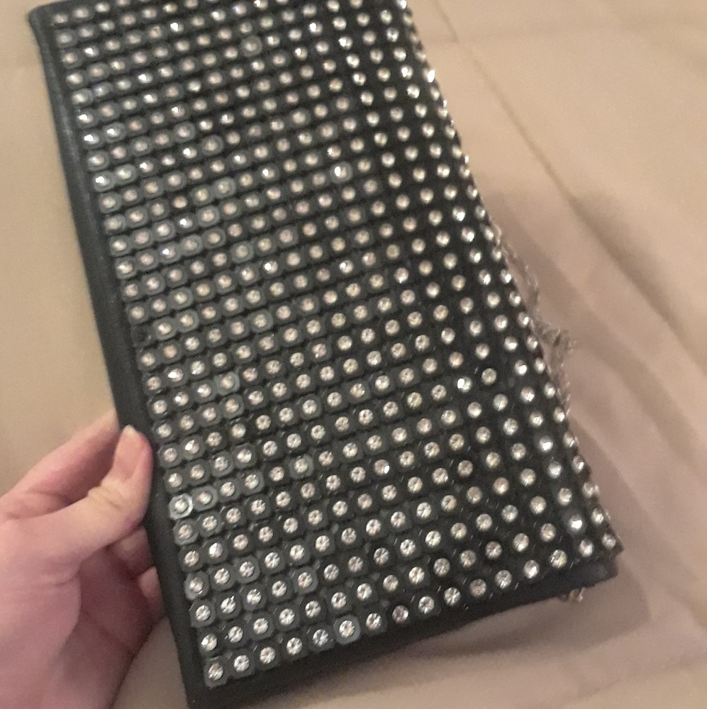 CLASSY CLUTCH - Picture 3 of 3
