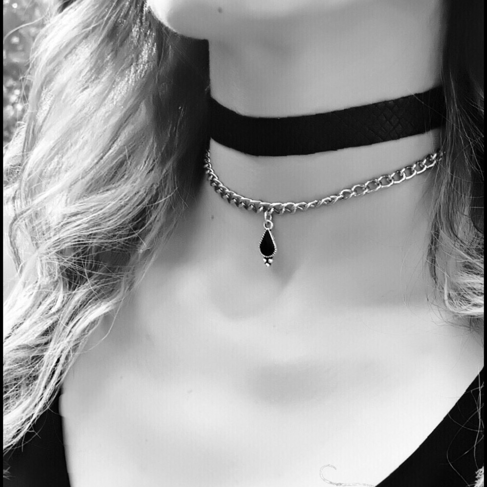 Tear drop leather black choker &silver chain