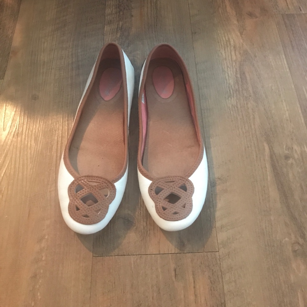 White and Tan/Brown Sperry Flats  8.5 😊🙌🏼