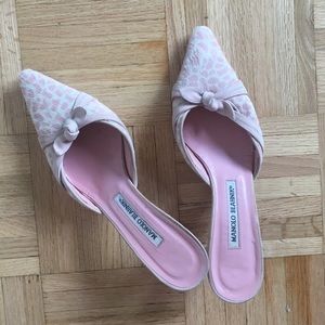 Manolo blahnik pointy toed kitten heels
