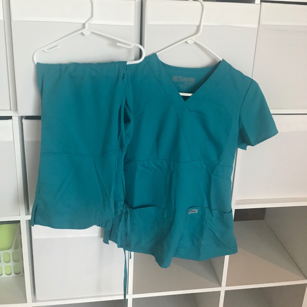 Grey's Anatomy Teal Scrubs Set 🙌🏼😊
