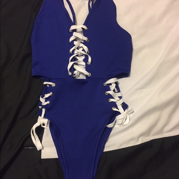 One piece - Picture 2 of 3