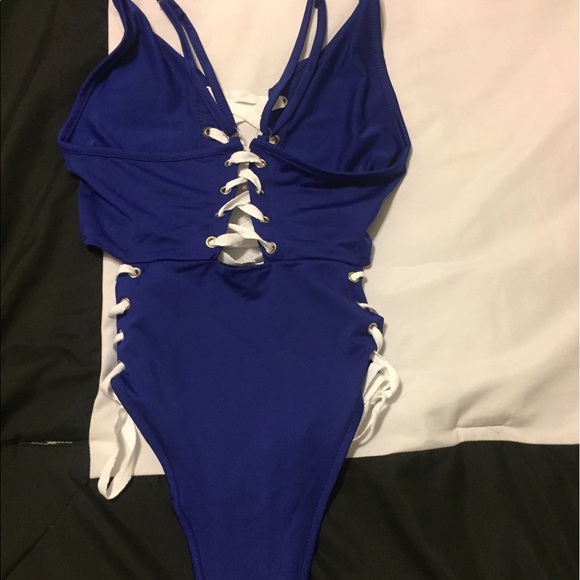 One piece - Picture 3 of 3