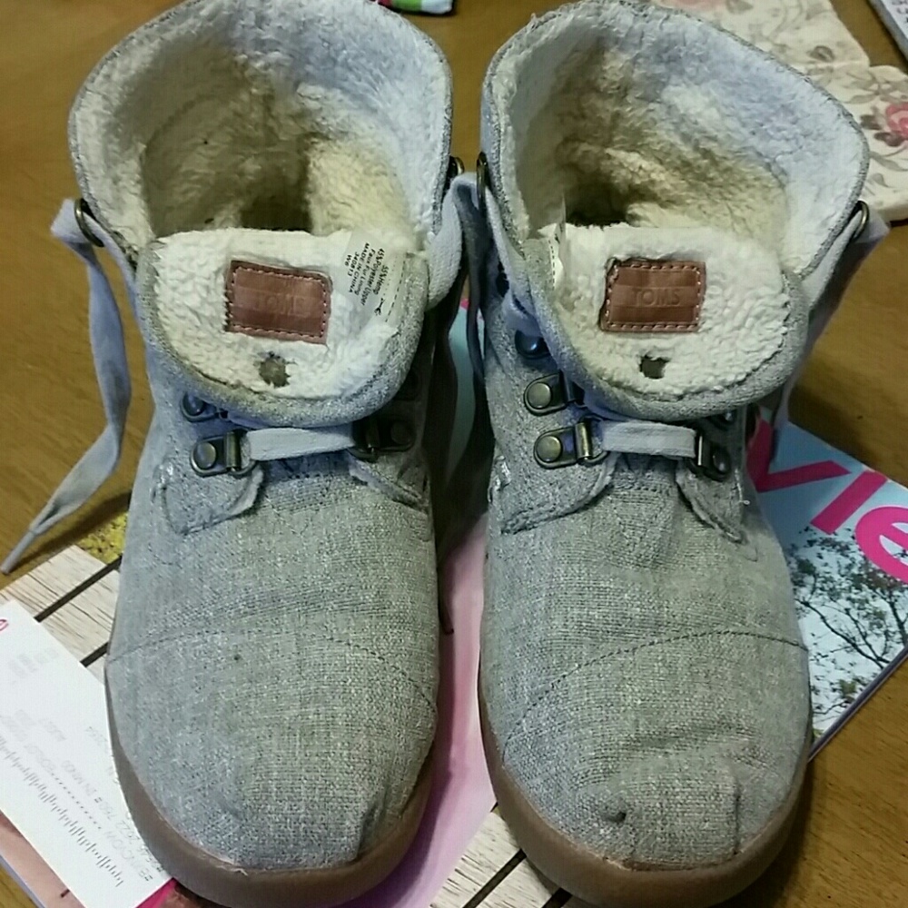 Brown Toms lace up high tops/booties