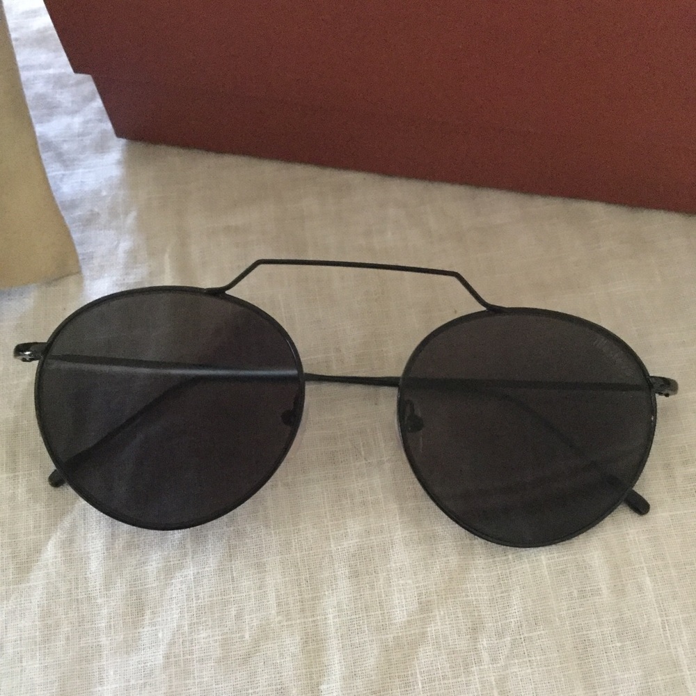 NWOT Illesteva Wynwood III in Black - Picture 5 of 6