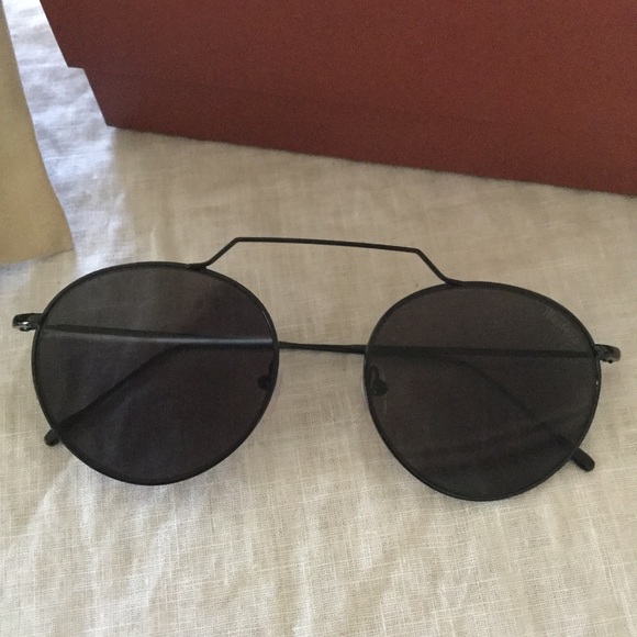 NWOT Illesteva Wynwood III in Black - Picture 5 of 6