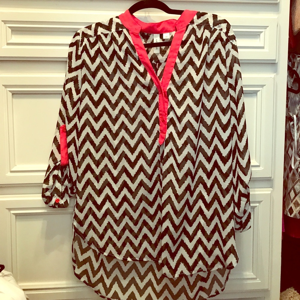 NWT. Women's Chevon Top with Hot Pink trim