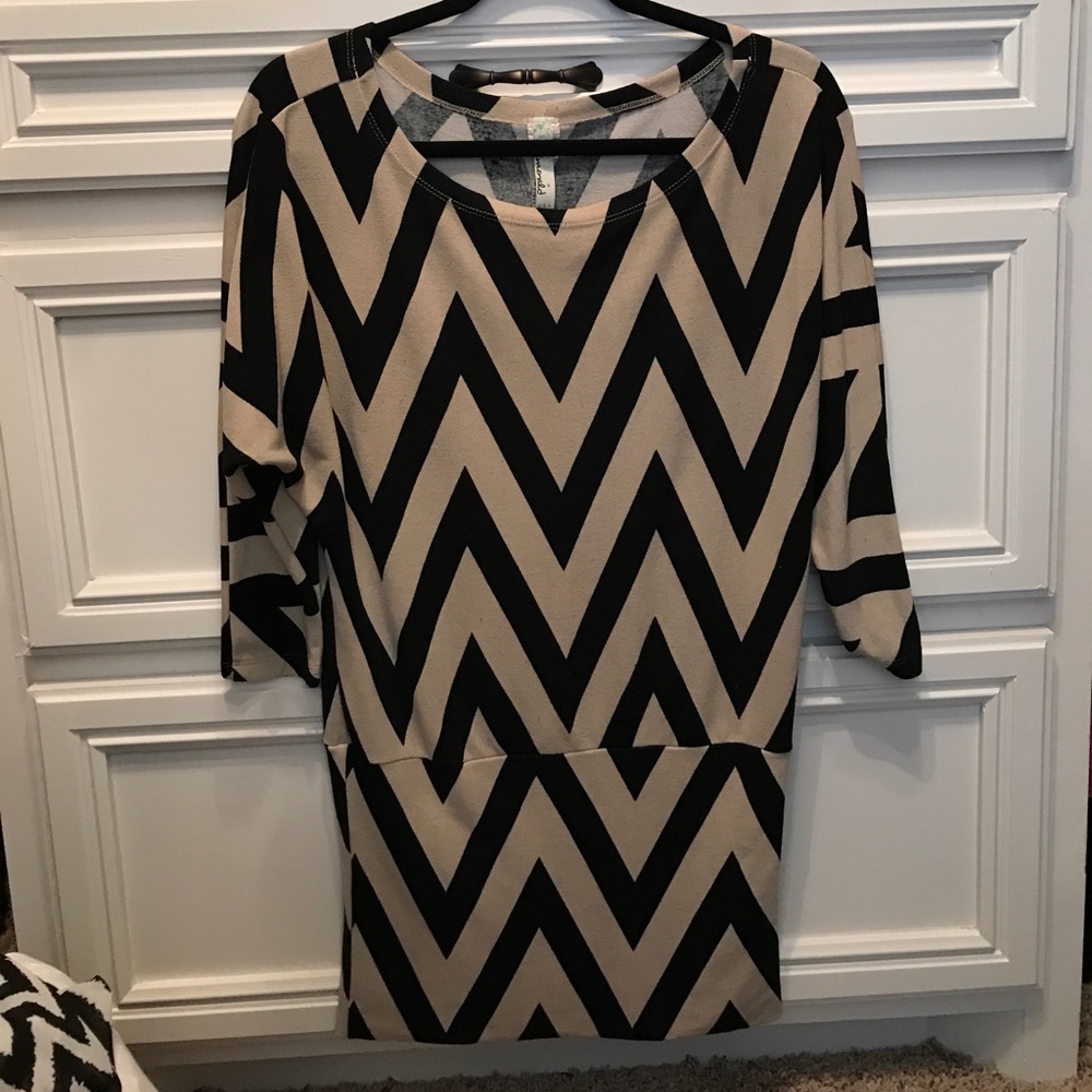 Quarter Sleeve Chevron Top