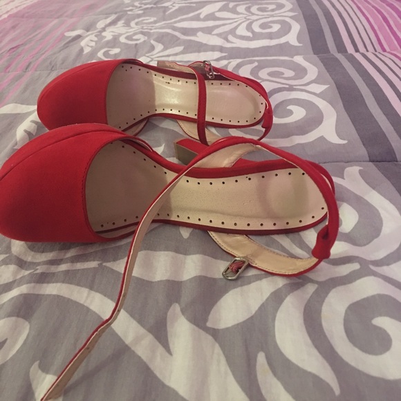 Red pumps - Picture 2 of 3