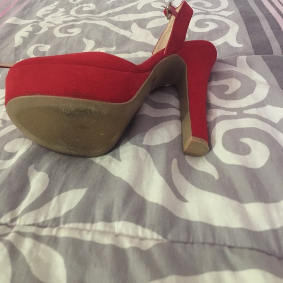 Red pumps - Picture 3 of 3