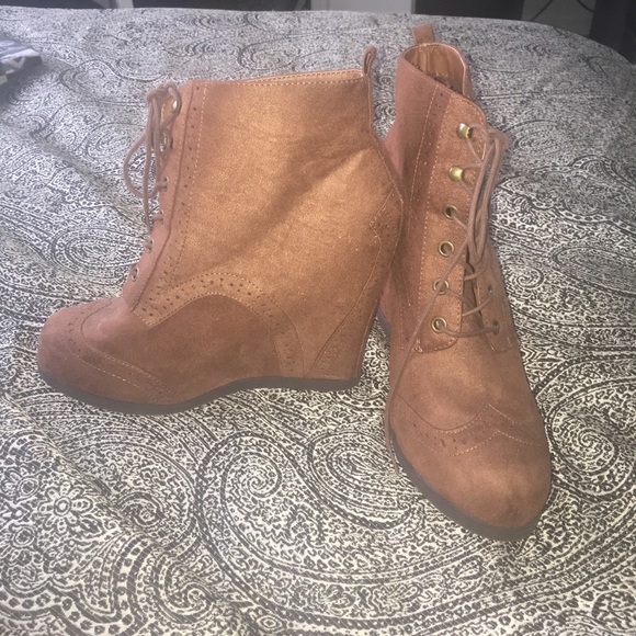 Brown wedged ankle booties - Picture 2 of 2