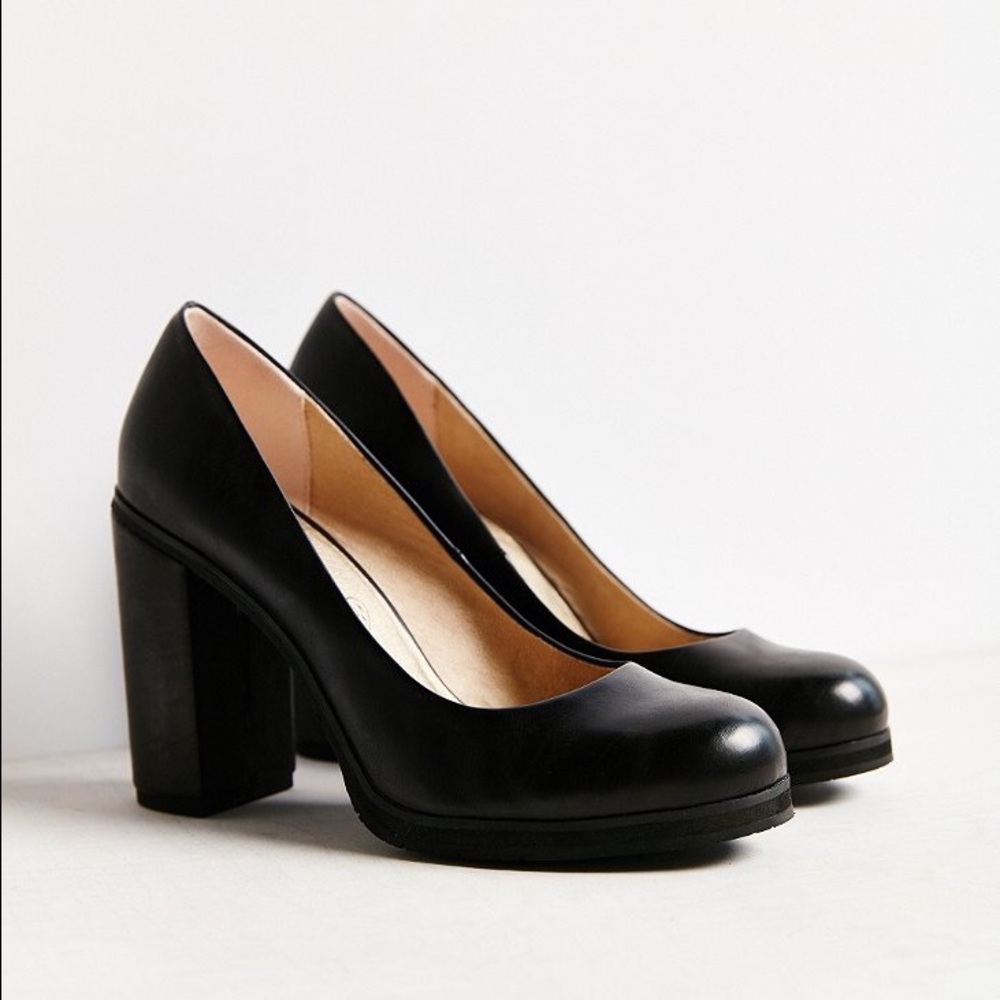 Black Platform Pumps - Picture 4 of 5