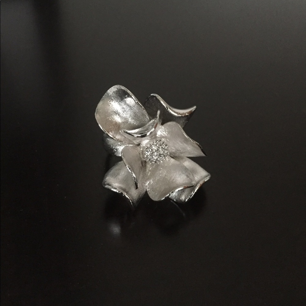 Premier Designs flower ring