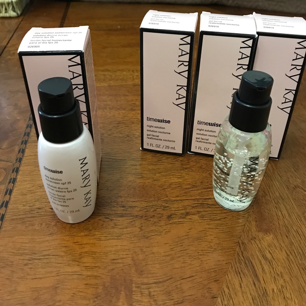 SOLD OUT Mary Kay Timewise Day and Night Solution