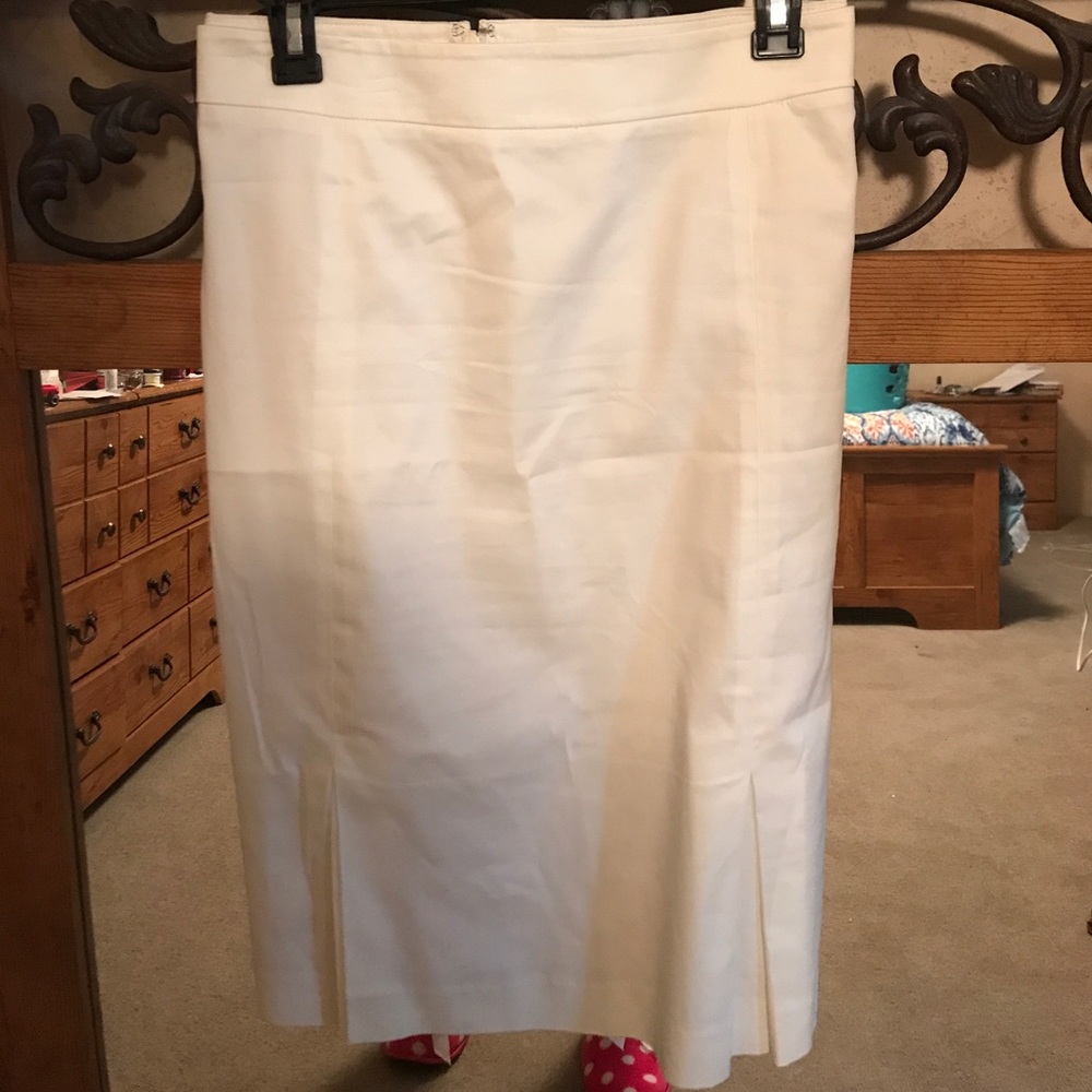 Jones wear pencil skirt