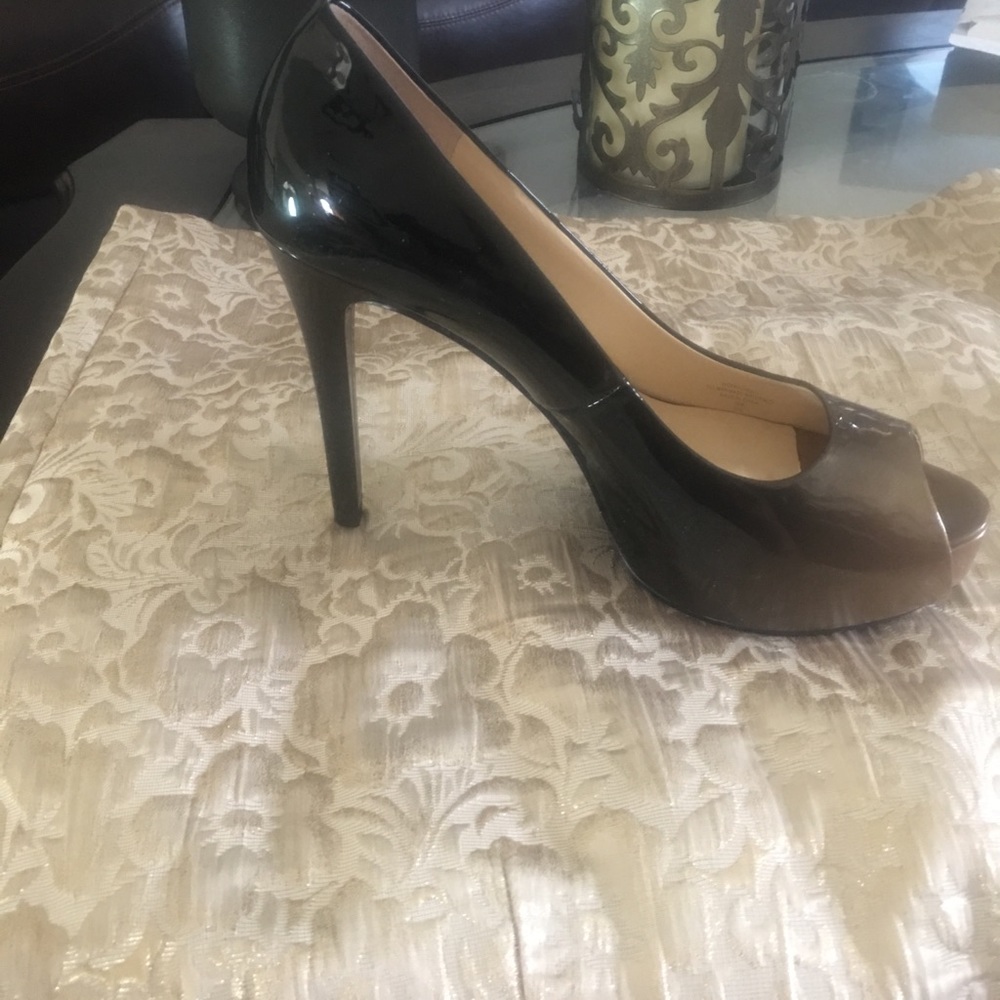 Guess black/tan ombré open toe platforms