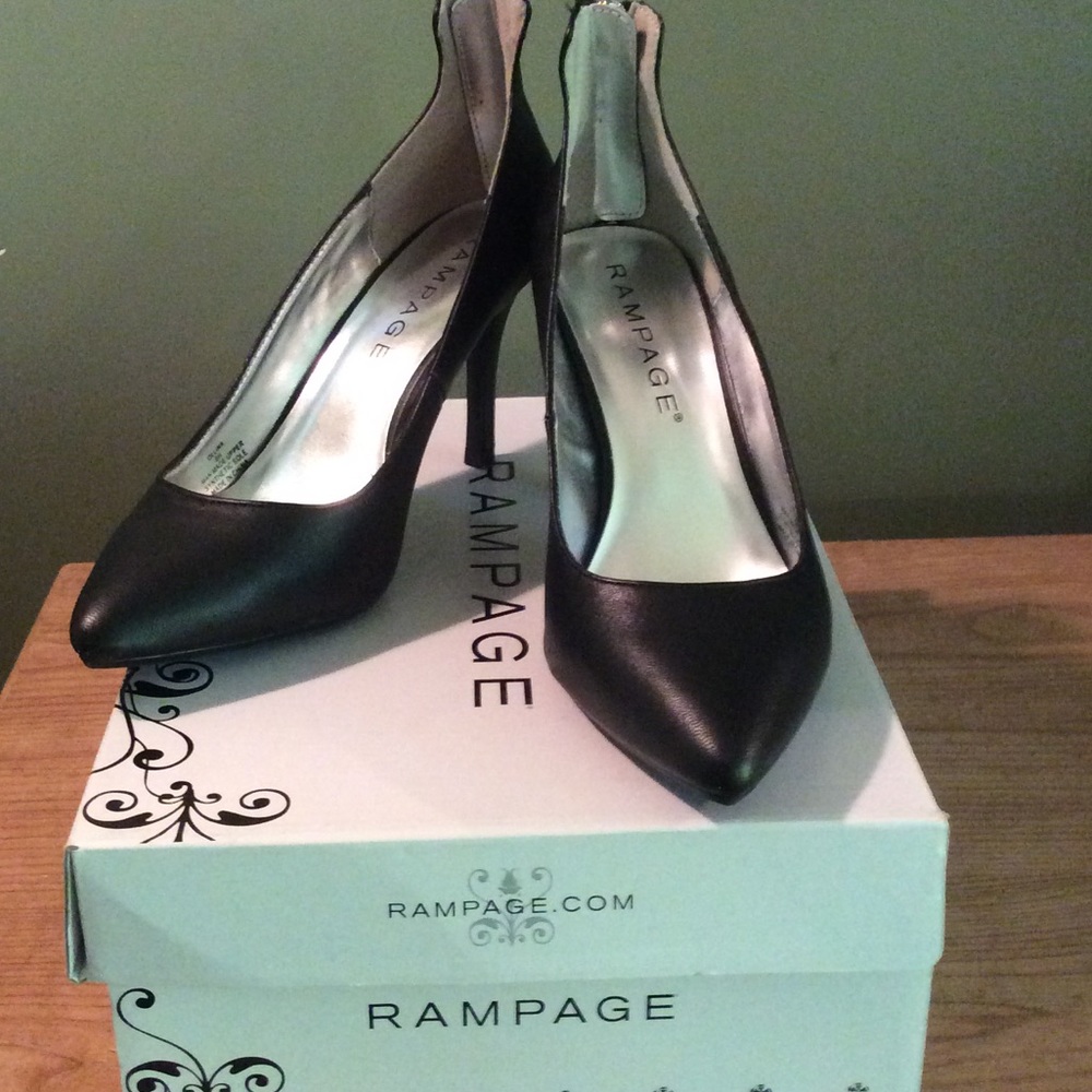 Black pumps