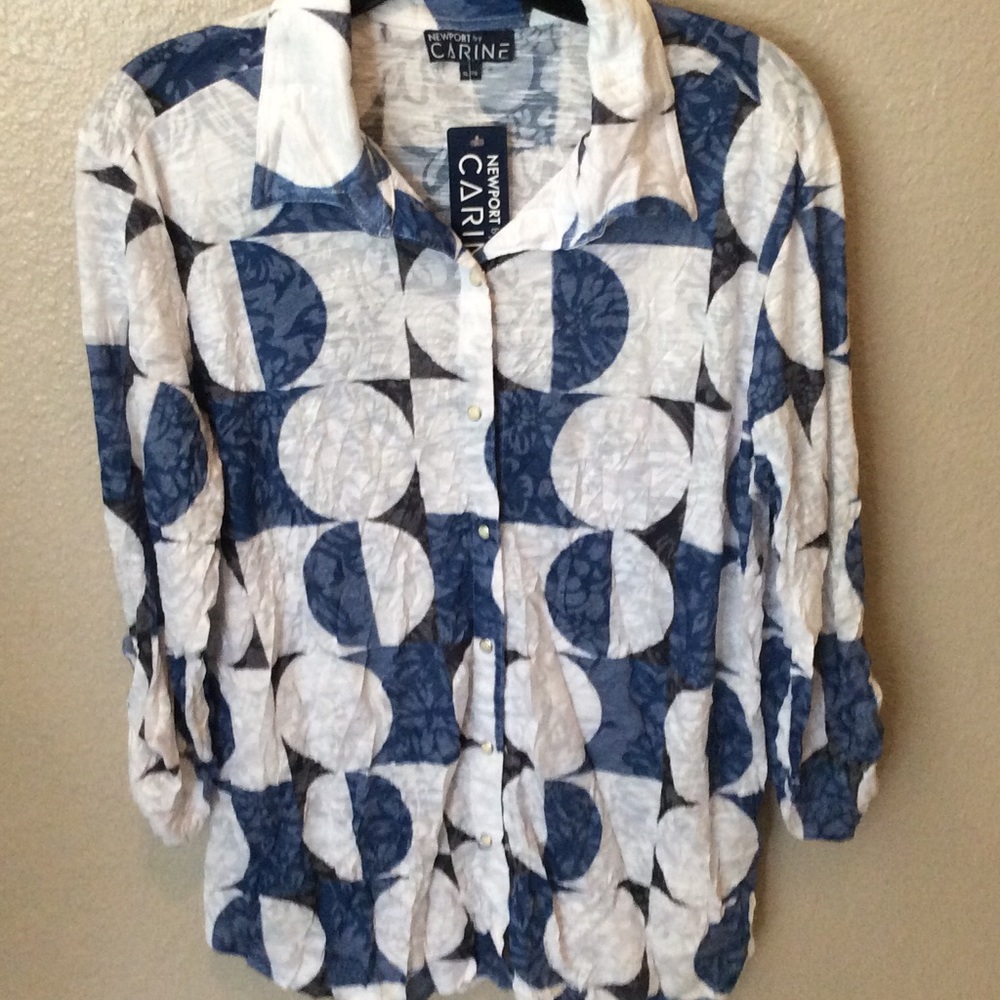 Form fitted travel wear button snap blouse