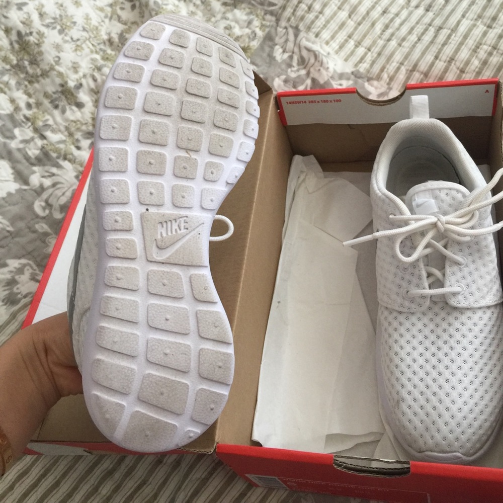 White nike sneakers - Picture 3 of 4