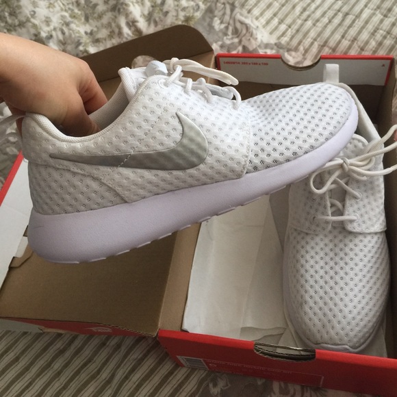 White nike sneakers - Picture 2 of 4