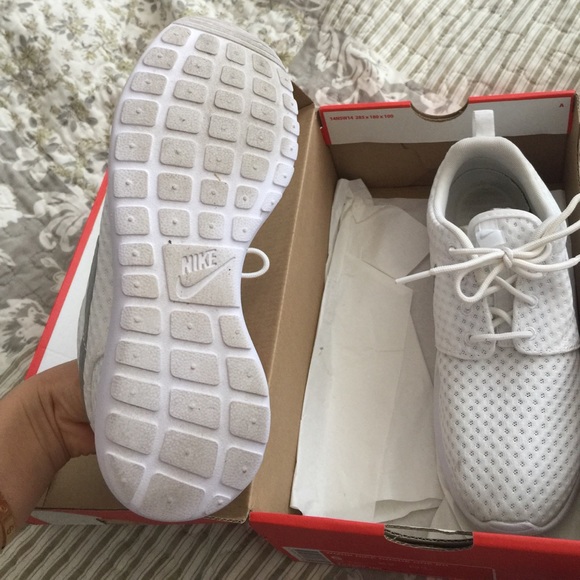 White nike sneakers - Picture 3 of 4