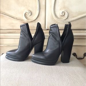 ✨SALE✨Jeffrey Campbell Who's Next Booties size 6