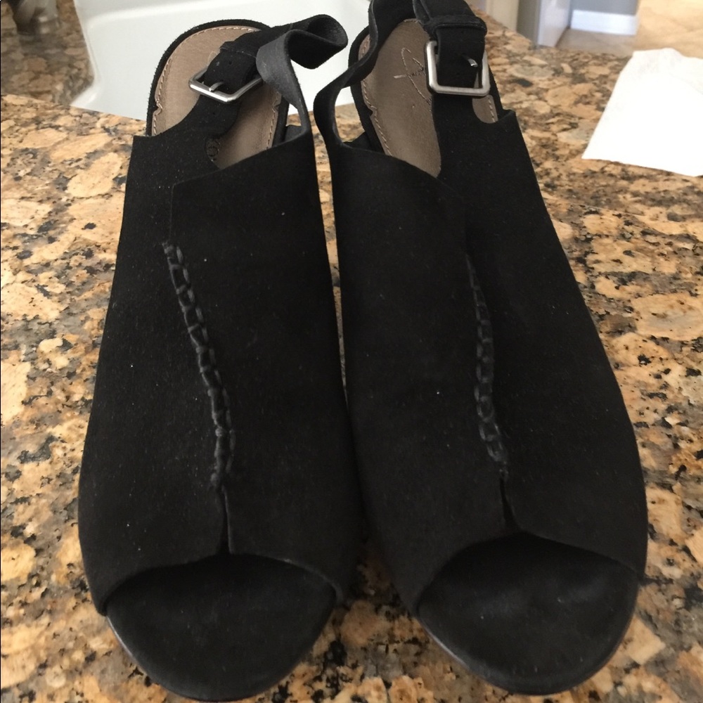 B MAKOWSKY AMAZING SUEDE HIGH HEELS