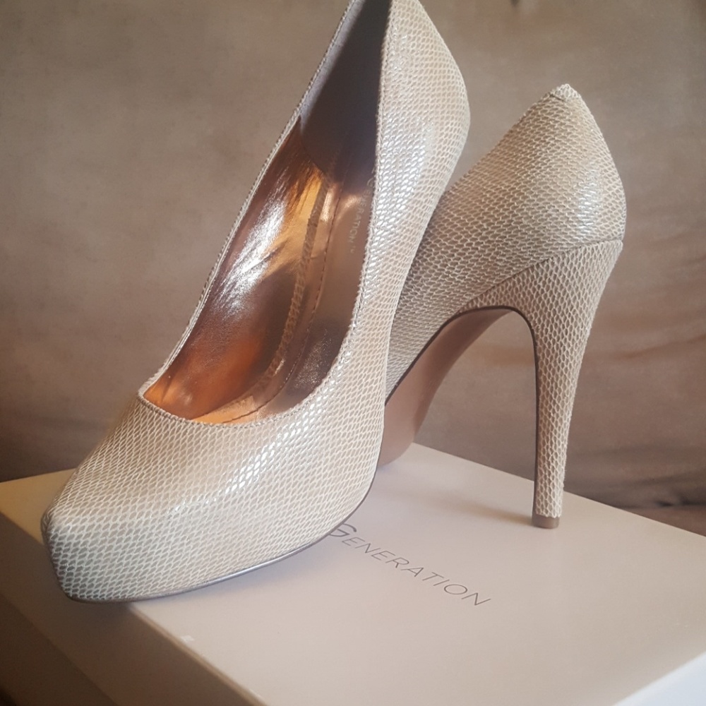 BCBGeneration Platform Pump - NEVER WORN
