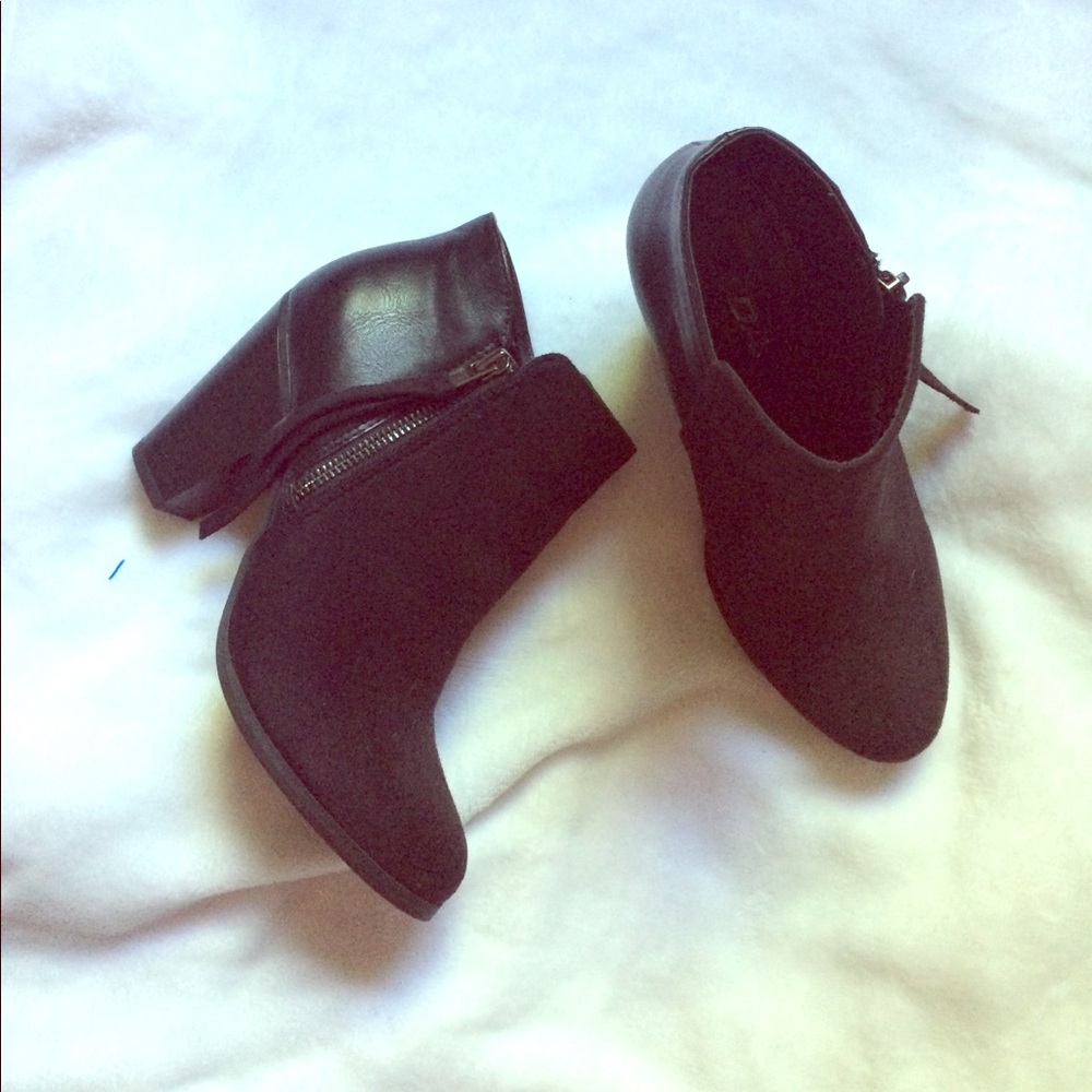 Women's black size seven booties