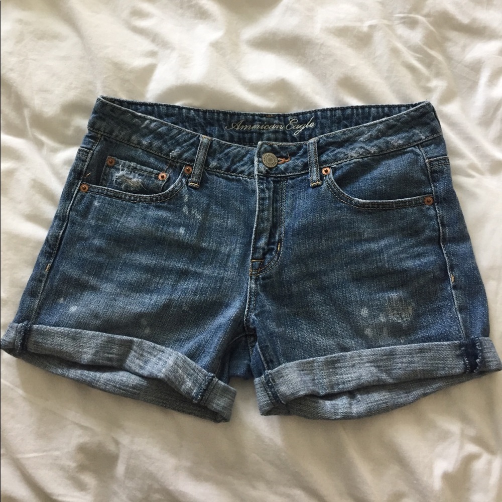 Cutoff denim shorts.