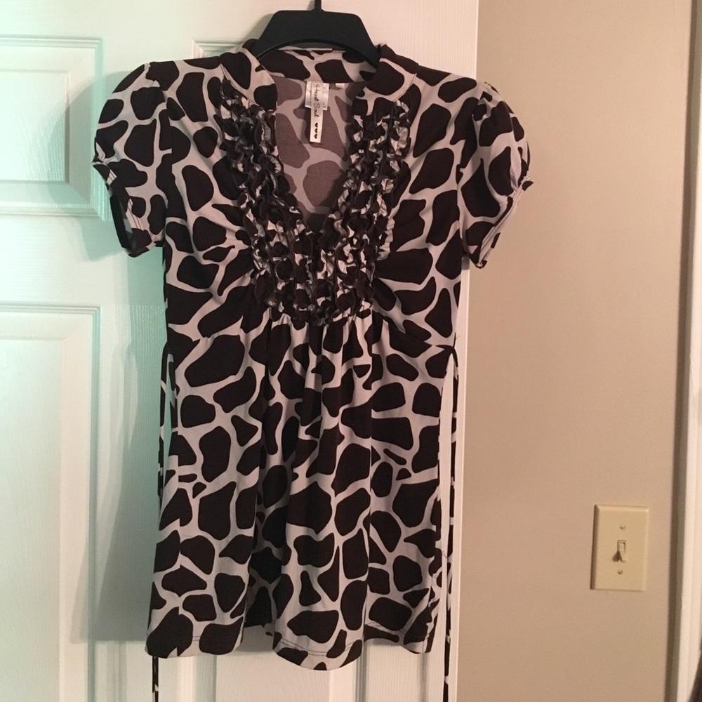 Giraffe print baby doll style blouse 👚 size med.