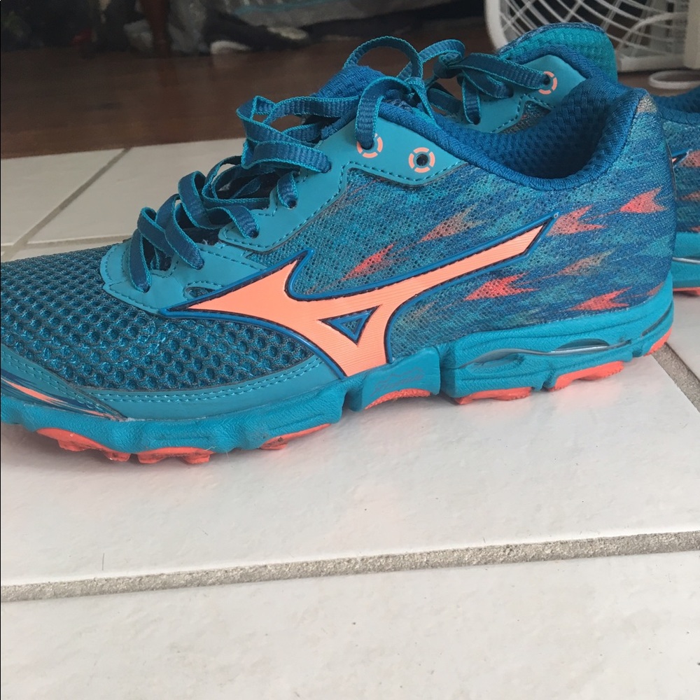 Mizuno WaveRunner running shoes size 7.5