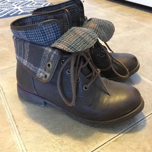 Brown ankle boots w/ plaid design