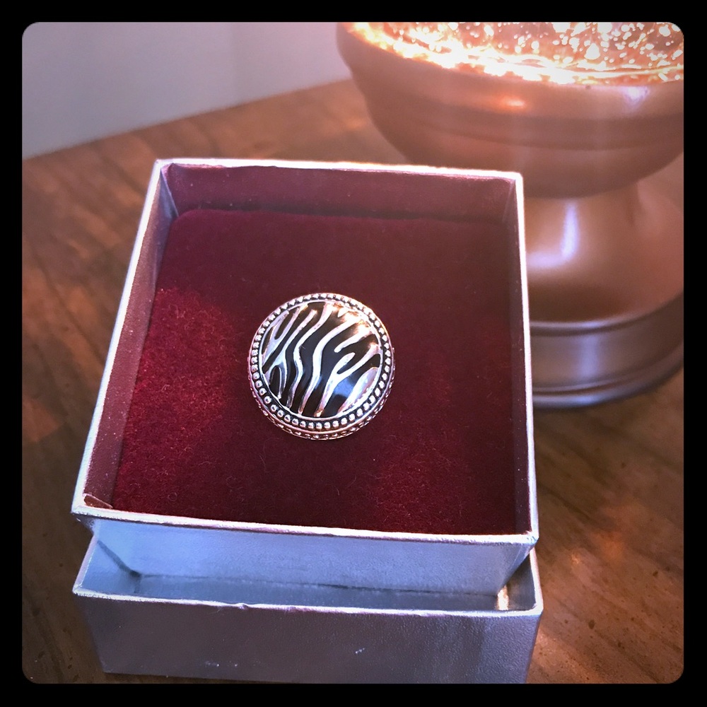 Premier ring. Black and white size 7