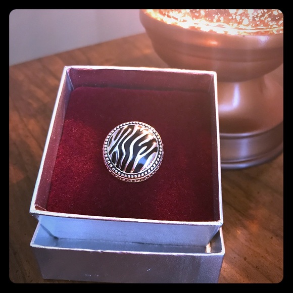 Premier ring. Black and white size 7 - Picture 1 of 3