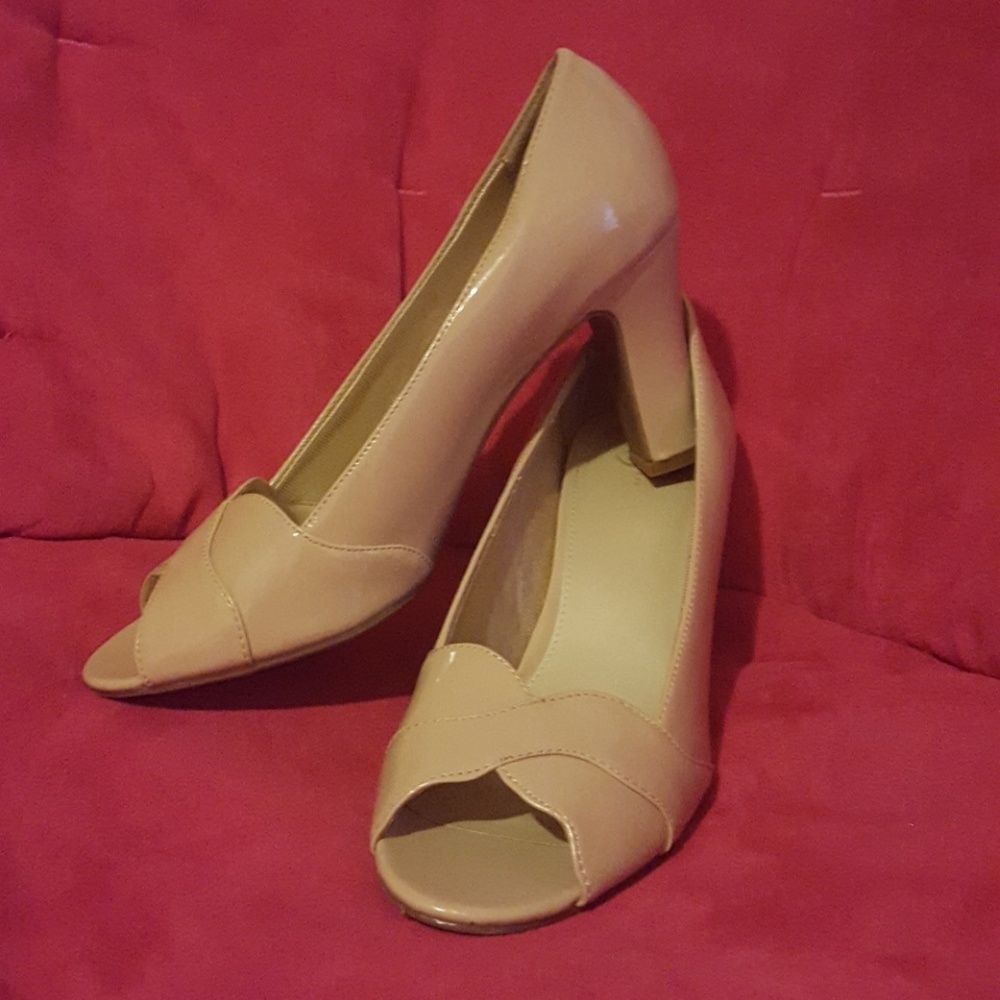 NUDE CUTE HEELS!