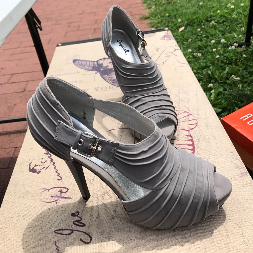 Light grey velvet heels