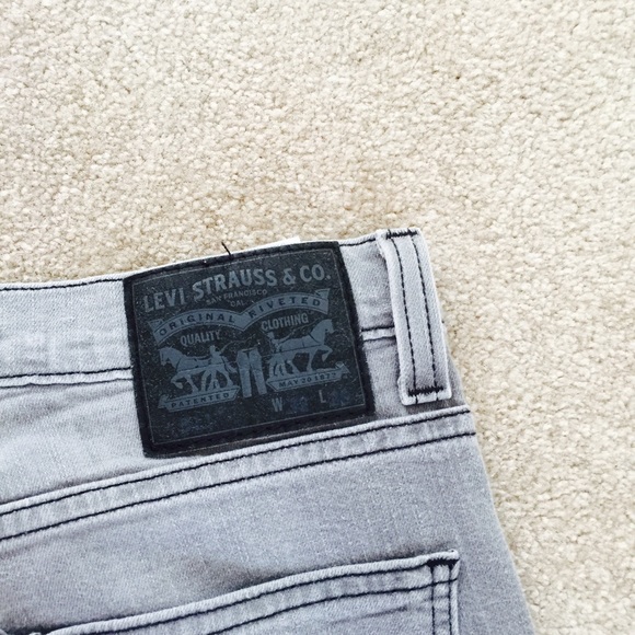Distressed Levi's - Picture 5 of 5