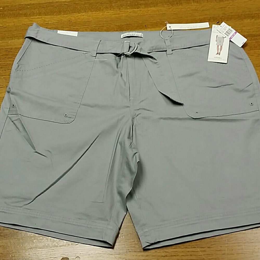 Size 22W Gloria Vanderbilt Shorts w/belt NWT