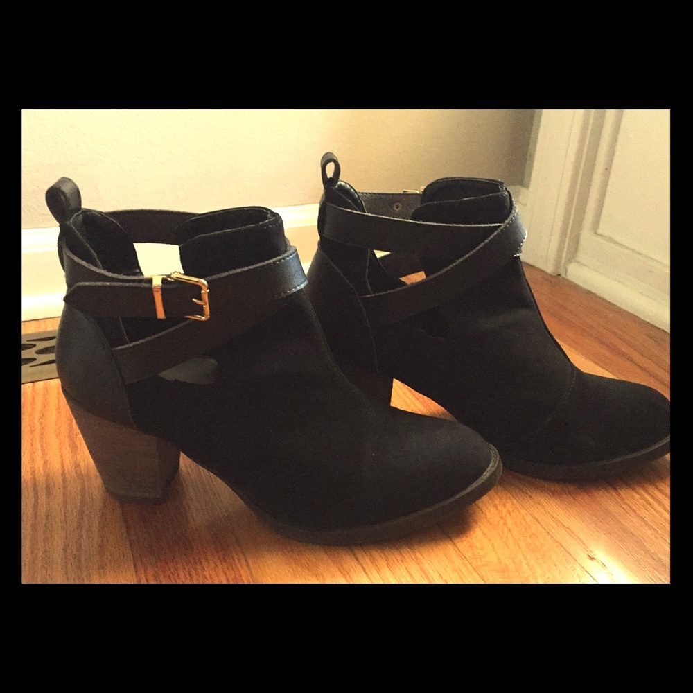 ❤️SOLD ❤️Ankle cutout booties size 10