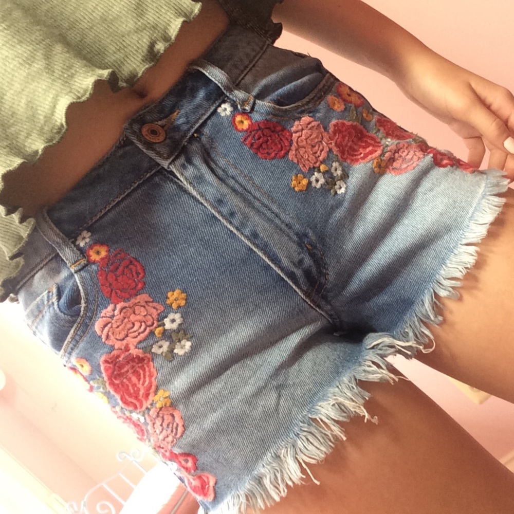 🌹embroidered denim floral shorts🌹