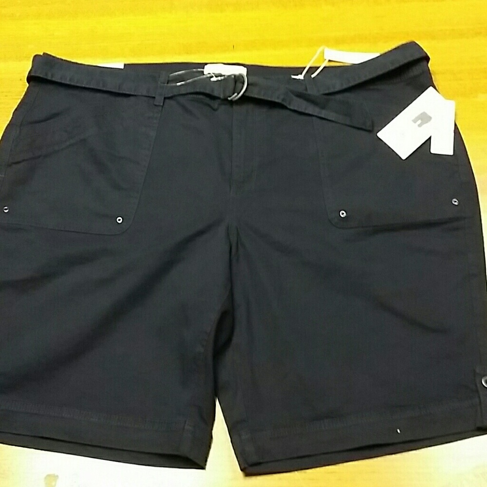 Size 22W Gloria Vanderbilt Navy Shorts w/belt NWT