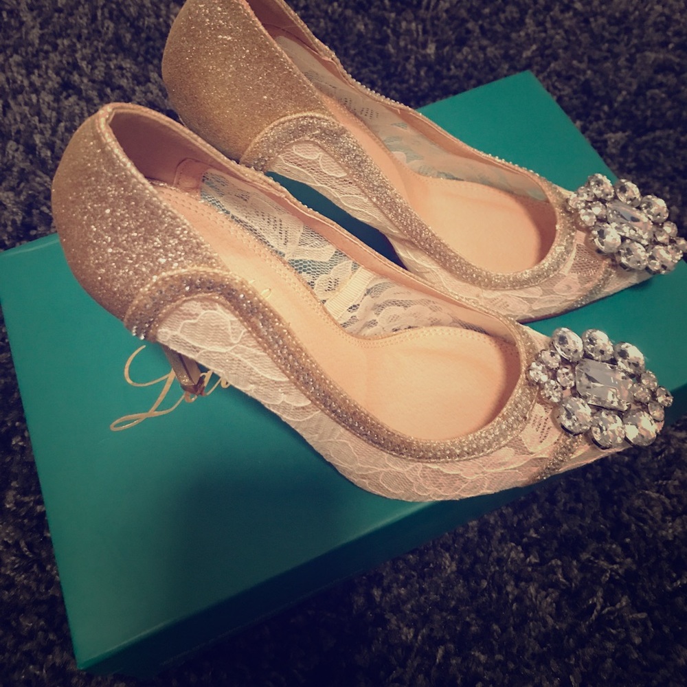 Lace embellished pumps