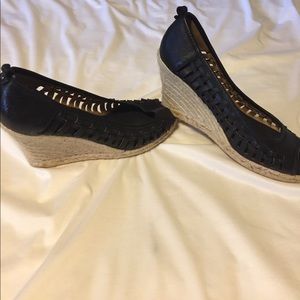 Nine West Black and woven peep toe platform