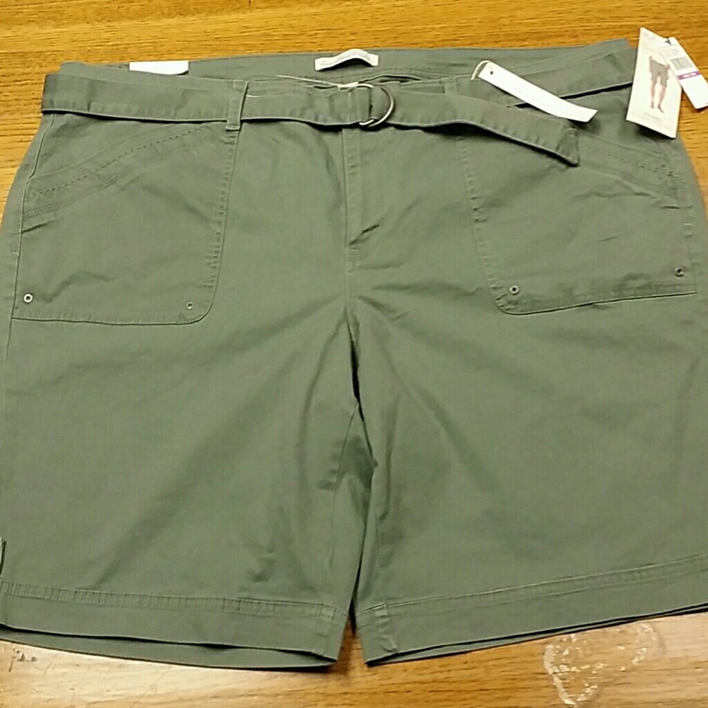 Size 22W Gloria Vanderbilt Green Shorts w/belt NWT