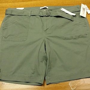 Size 22W Gloria Vanderbilt Green Shorts w/belt NWT