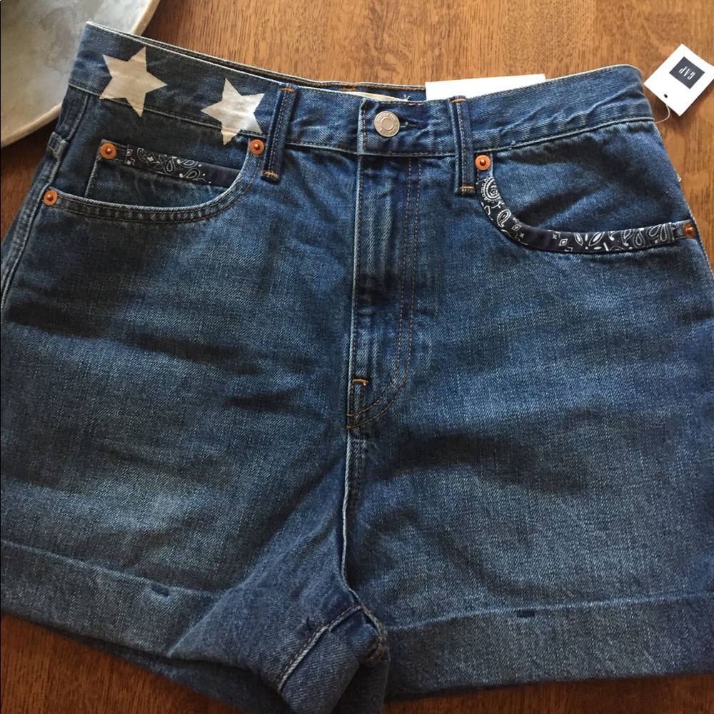 High rise shorts, never been worn! Has tags!!